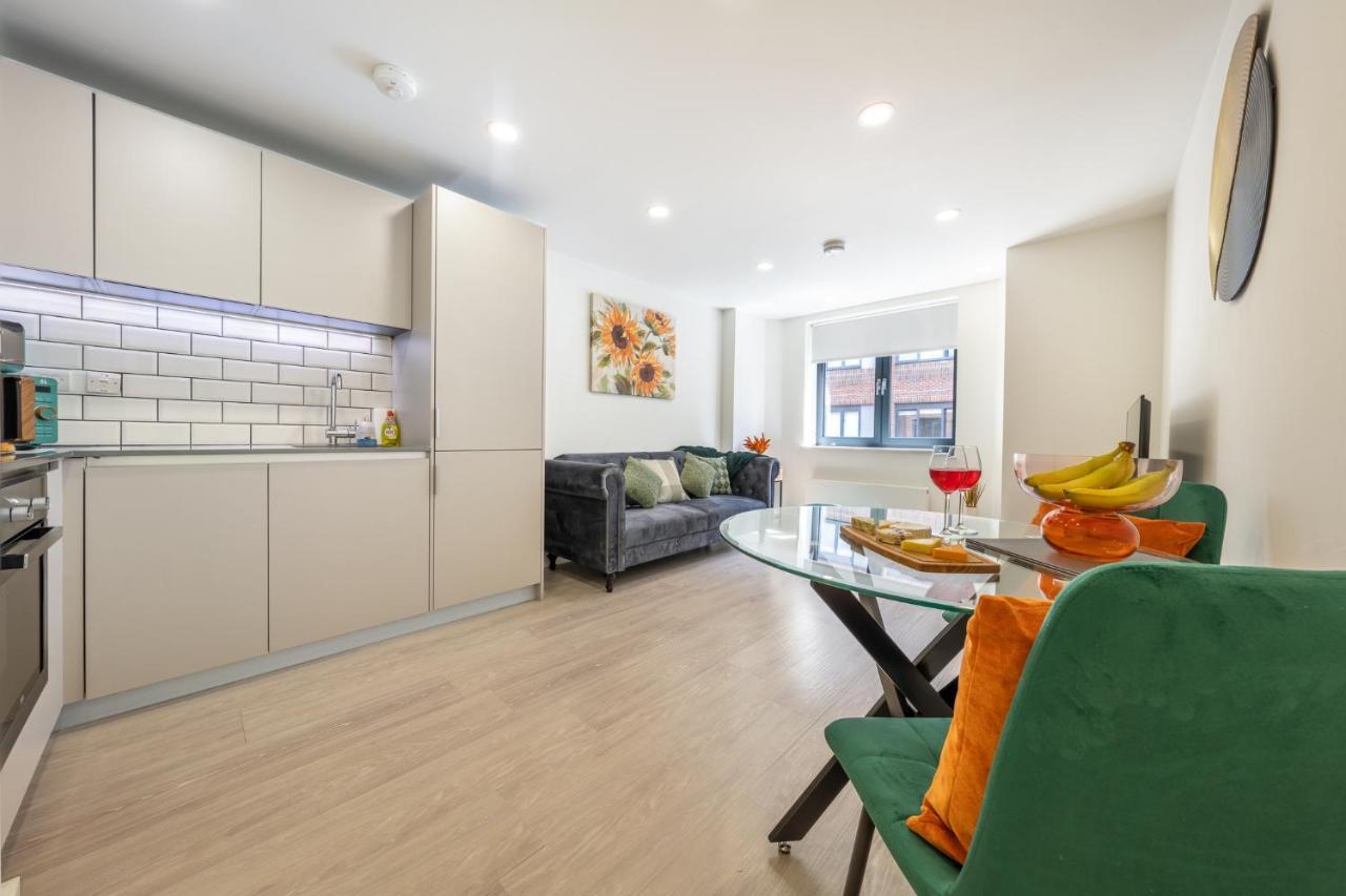 Luxury One Bedroom Serviced Apartment In The Heart Of Bedford Eksteriør billede